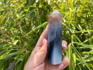 Agaat obelisk buiten