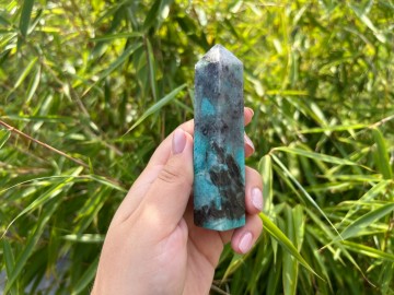 Amazoniet obelisk buiten