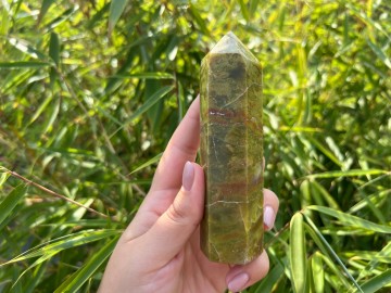 Opaal groen obelisk buiten